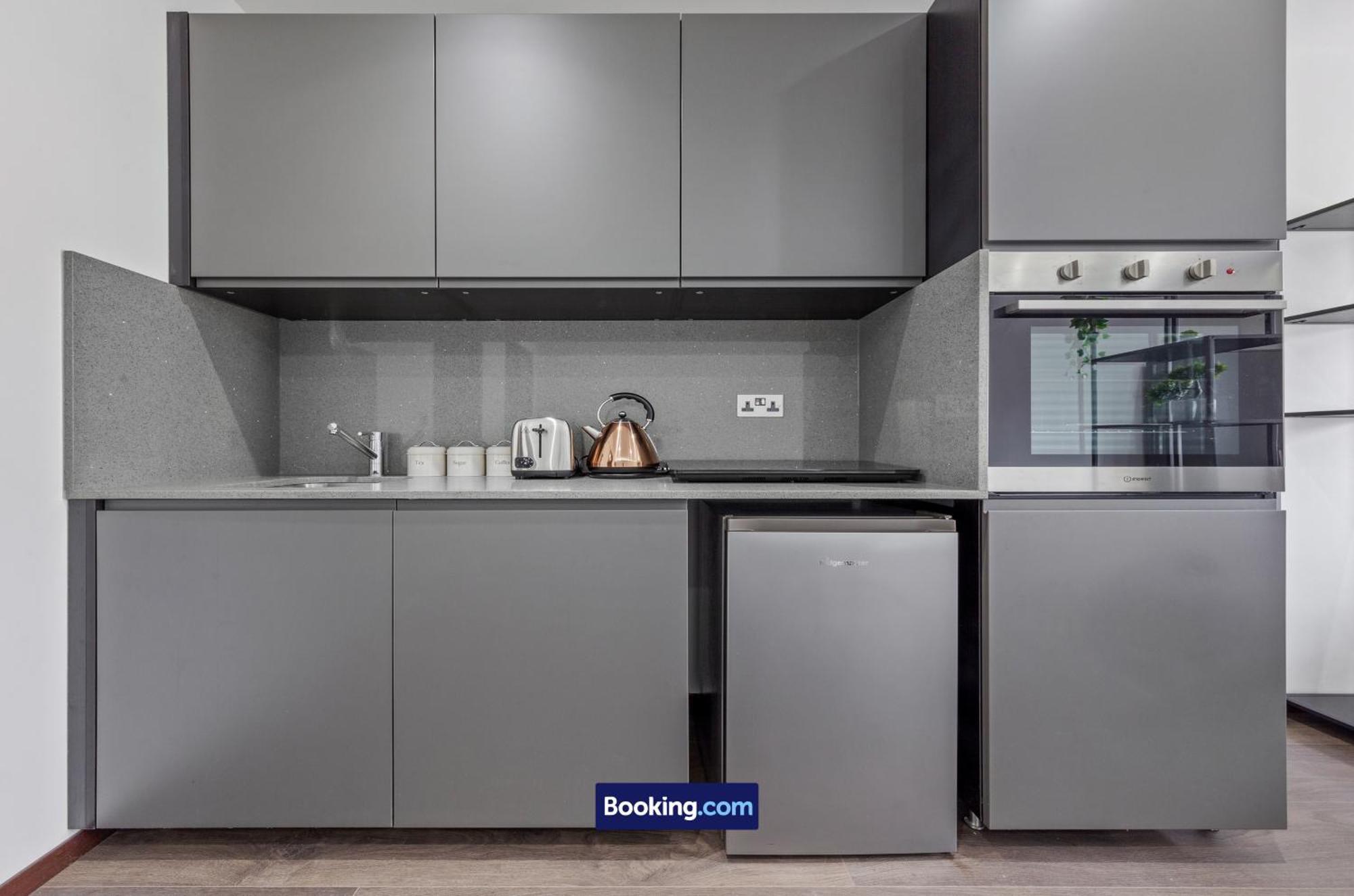 Stylish Studio Apt By Stay Smart Short Lets & Serviced Accommodation Woodstock With Free Wifi لندن المظهر الخارجي الصورة
