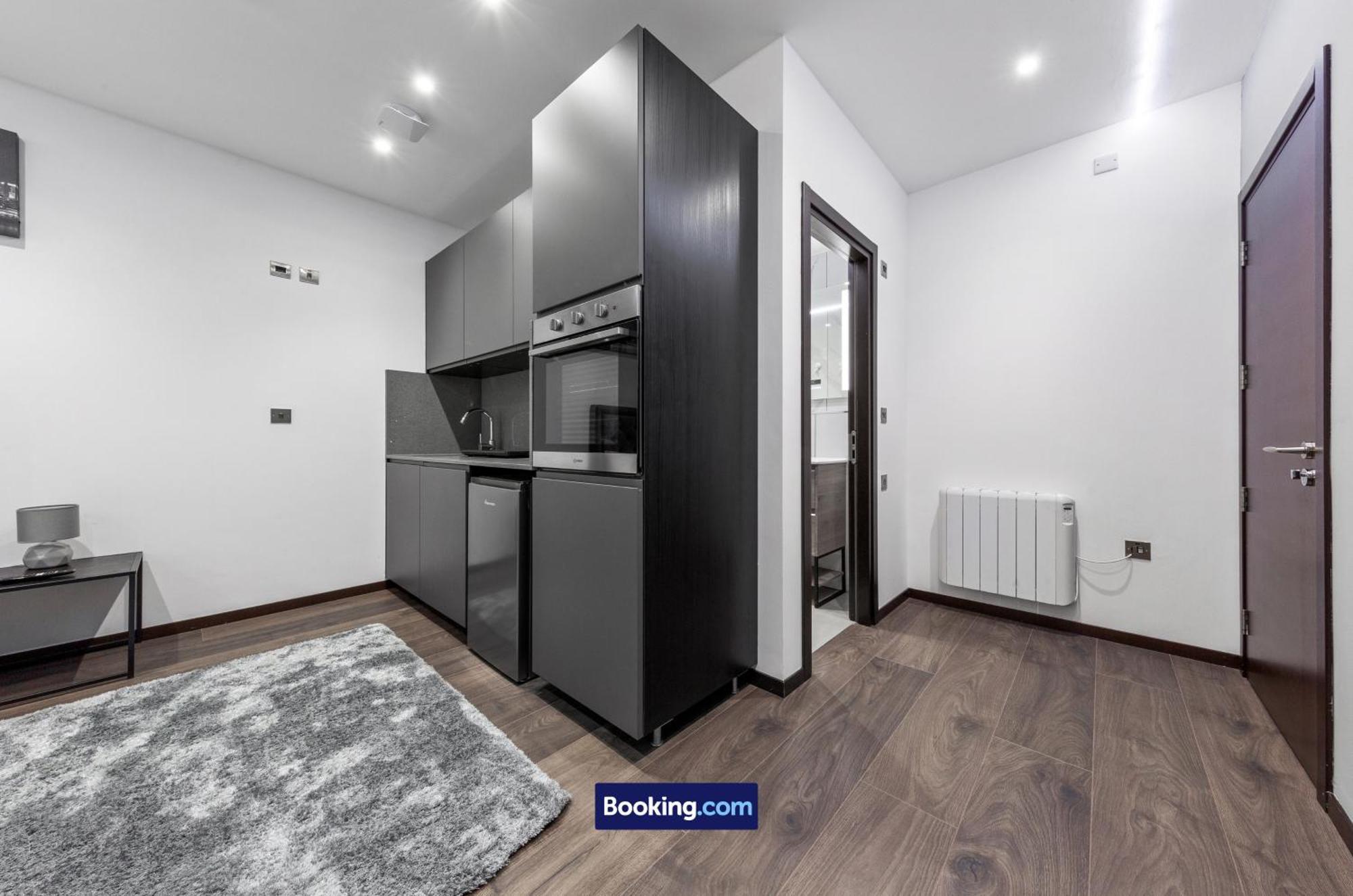 Stylish Studio Apt By Stay Smart Short Lets & Serviced Accommodation Woodstock With Free Wifi لندن المظهر الخارجي الصورة